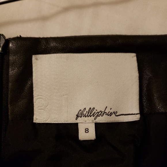 LIKE NEW! LEATHER MINI W/ BOW & POCKETS - Picture 4 of 5